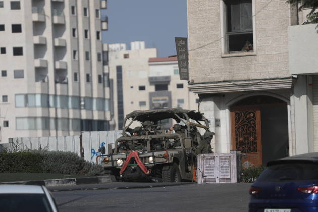Israeli Soldiers and Military Vehicles Deployed Across Hebron Amid Ongoing Operation Israeli soldiers and military vehicles are deployed along streets in the West Bank city of Hebron, on October 25, 2026, as an Israeli military operation continues for the third consecutive day. The operation involves road closures, restrictions on Palestinian movement and the deployment of Israeli troops across several areas of the city. Photo by Mamoun Wazwaz apaimages Hebron West Bank Palestinian Territory 251026_Hebron_MW_00(4) Copyright: xapaimagesxMamounxWazwazx xapaimagesx