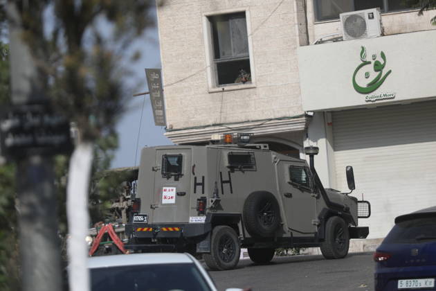 Israeli Soldiers and Military Vehicles Deployed Across Hebron Amid Ongoing Operation Israeli soldiers and military vehicles are deployed along streets in the West Bank city of Hebron, on October 25, 2026, as an Israeli military operation continues for the third consecutive day. The operation involves road closures, restrictions on Palestinian movement and the deployment of Israeli troops across several areas of the city. Photo by Mamoun Wazwaz apaimages Hebron West Bank Palestinian Territory 251026_Hebron_MW_00(5) Copyright: xapaimagesxMamounxWazwazx xapaimagesx