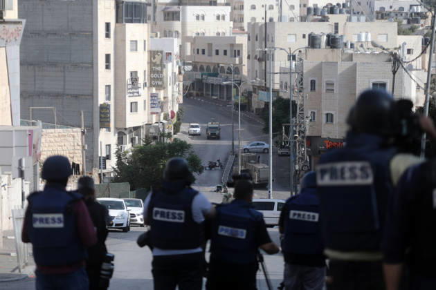 Israeli forces siege of Hebron in the West Bank continues for a third day HEBRON, WEST BANK, PALESTINE - OCTOBER 25: Press memebers are seen as Israeli military operations continue for a third day where Israeli soldiers raid numerous homes and prevent members of the press from covering the operations in Hebron, West Bank, Palestine, on October 25, 2026. Mamoun Wazwaz Anadolu Hebron West Bank. Editorial use only. Please get in touch for any other usage.  Copyright: x2026xAnadoluxMamounxWazwazx