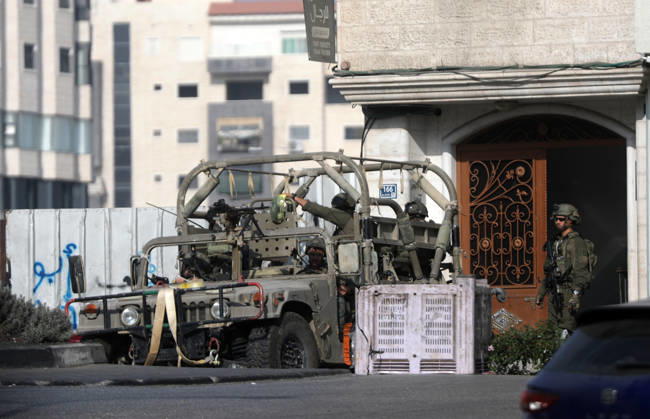 Israeli forces siege of Hebron in the West Bank continues for a third day HEBRON, WEST BANK, PALESTINE - OCTOBER 25: Israeli military operations continue for a third day where Israeli soldiers raid numerous homes and prevent members of the press from covering the operations in Hebron, West Bank, Palestine, on October 25, 2026. Mamoun Wazwaz Anadolu Hebron West Bank. Editorial use only. Please get in touch for any other usage.  Copyright: x2026xAnadoluxMamounxWazwazx