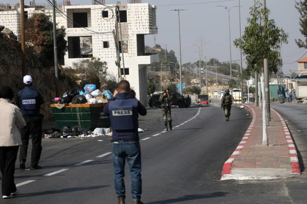 Israeli forces siege of Hebron in the West Bank continues for a third day HEBRON, WEST BANK, PALESTINE - OCTOBER 25: Israeli military operations continue for a third day where Israeli soldiers raid numerous homes and prevent members of the press from covering the operations in Hebron, West Bank, Palestine, on October 25, 2026. Mamoun Wazwaz Anadolu Hebron West Bank. Editorial use only. Please get in touch for any other usage.  Copyright: x2026xAnadoluxMamounxWazwazx