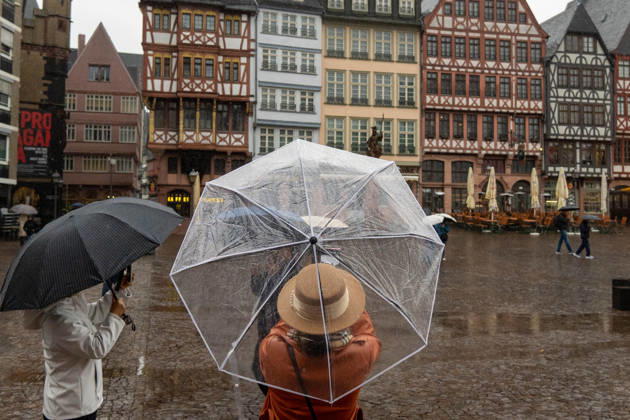 October 25, 2026, Frankfurt, Hesse, Germany: Tourists take photographs on a rainy day in Frankfurt am Main, Germany. Frankfurt Germany - ZUMAb332 20261025_zip_b332_005 Copyright: xMatiasxBasualdox