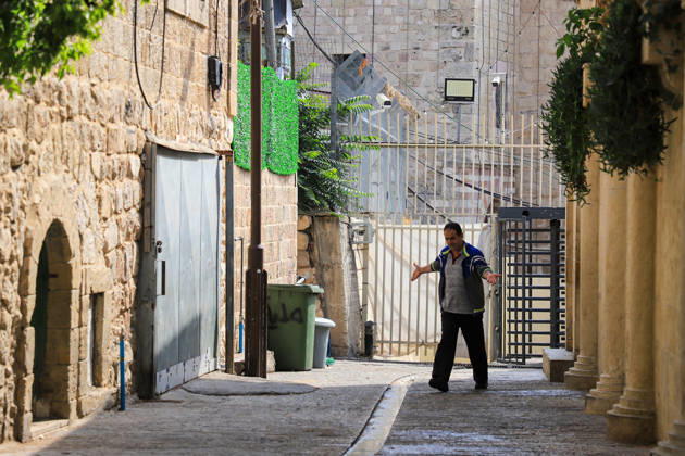 Hebron streets remain deserted as Israeli military restrictions enter third day HEBRON, WEST BANK, PALESTINE - OCTOBER 25: Streets remain quiet in Hebron, West Bank, Palestine, on October 25, 2026, as Israeli forces continue to block entrances and exits to the city and surrounding villages for a third consecutive day following a clash at a checkpoint that left two Palestinians and two Israeli soldiers dead. The Ibrahimi Mosque and nearby checkpoints also remain closed amid the restrictions. Amer Shallodi Anadolu Hebron West Bank. Editorial use only. Please get in touch for any other usage.  Copyright: x2026xAnadoluxAmerxShallodix