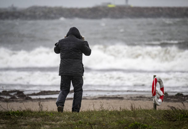 YSTAD, October 25, 2026: Storm watchers at Smabats Harbor in Ystad amid strong winds as Storm Boelo swept across southern Sweden on Sunday. YSTAD, SWEDEN x50090x  Copyright: xJohanxNilssonx xTTx HÖSTRUSK OCH HARDA VIND - STORMEN BOELO 4prFrGruSP4