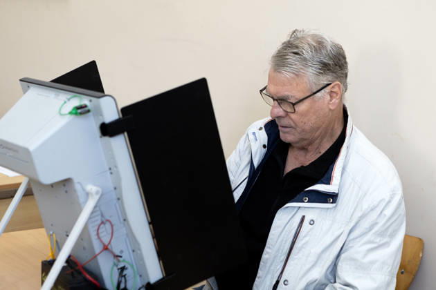 Presidential elections in Bulgaria SOFIA, BULGARIA - OCTOBER 25: A man casts his ballot at a polling station during Bulgaria s presidential election in Sofia, Bulgaria, on October 25, 2026. A total of 27 presidential and vice-presidential candidate pairs are participating in the election. Hristo Vladev Anadolu Sofia Bulgaria. Editorial use only. Please get in touch for any other usage.  Copyright: x2026xAnadoluxHristoxVladevx