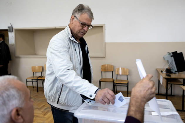 Presidential elections in Bulgaria SOFIA, BULGARIA - OCTOBER 25: A man casts his ballot at a polling station during Bulgaria s presidential election in Sofia, Bulgaria, on October 25, 2026. A total of 27 presidential and vice-presidential candidate pairs are participating in the election. Hristo Vladev Anadolu Sofia Bulgaria. Editorial use only. Please get in touch for any other usage.  Copyright: x2026xAnadoluxHristoxVladevx