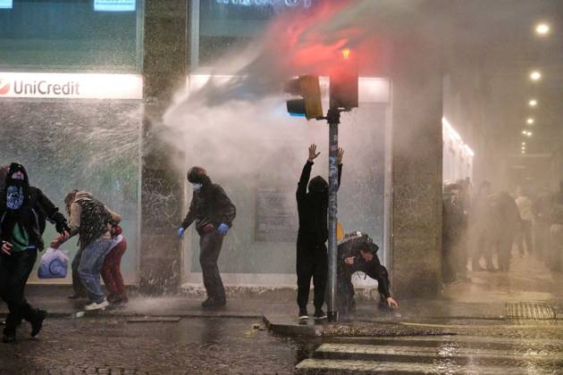 Clashes in Bologna BOLOGNA, ITALY - OCTOBER 24, 2026: Thousands of people gathered spontaneously in Piazza del Nettuno before setting off in a march through the city centre. Clashes broke out along Via Marconi. Several people were injured, and a young man lost consciousness after being tackled by police. A police water cannon was also used from behind the protesters and hit the ambulance that was assisting the unconscious man. In protest, demonstrators sat down in front of the police line, which, after several minutes, decided to disband its wall of shields. Bologna Italy Copyright: x xLorenzoxPasinix xJNAxPressx