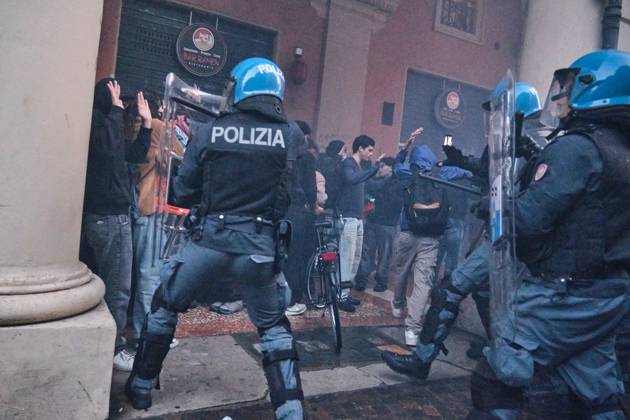 Clashes in Bologna BOLOGNA, ITALY - OCTOBER 24, 2026: Thousands of people gathered spontaneously in Piazza del Nettuno before setting off in a march through the city centre. Clashes broke out along Via Marconi. Several people were injured, and a young man lost consciousness after being tackled by police. A police water cannon was also used from behind the protesters and hit the ambulance that was assisting the unconscious man. In protest, demonstrators sat down in front of the police line, which, after several minutes, decided to disband its wall of shields. Bologna Italy Copyright: x xLorenzoxPasinix xJNAxPressx