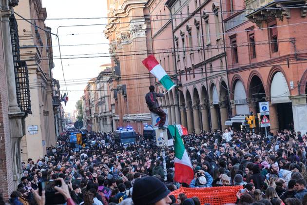 Clashes in Bologna BOLOGNA, ITALY - OCTOBER 24, 2026: Thousands of people gathered spontaneously in Piazza del Nettuno before setting off in a march through the city centre. Clashes broke out along Via Marconi. Several people were injured, and a young man lost consciousness after being tackled by police. A police water cannon was also used from behind the protesters and hit the ambulance that was assisting the unconscious man. In protest, demonstrators sat down in front of the police line, which, after several minutes, decided to disband its wall of shields. Bologna Italy Copyright: x xLorenzoxPasinix xJNAxPressx