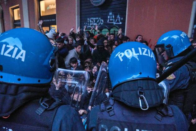 Clashes in Bologna BOLOGNA, ITALY - OCTOBER 24, 2026: Thousands of people gathered spontaneously in Piazza del Nettuno before setting off in a march through the city centre. Clashes broke out along Via Marconi. Several people were injured, and a young man lost consciousness after being tackled by police. A police water cannon was also used from behind the protesters and hit the ambulance that was assisting the unconscious man. In protest, demonstrators sat down in front of the police line, which, after several minutes, decided to disband its wall of shields. Bologna Italy Copyright: x xLorenzoxPasinix xJNAxPressx