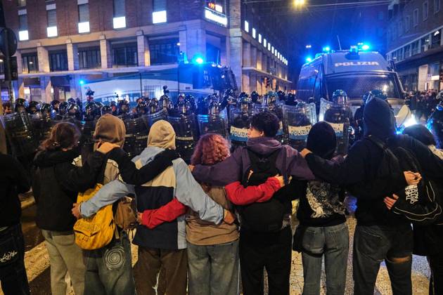 Clashes in Bologna BOLOGNA, ITALY - OCTOBER 24, 2026: Thousands of people gathered spontaneously in Piazza del Nettuno before setting off in a march through the city centre. Clashes broke out along Via Marconi. Several people were injured, and a young man lost consciousness after being tackled by police. A police water cannon was also used from behind the protesters and hit the ambulance that was assisting the unconscious man. In protest, demonstrators sat down in front of the police line, which, after several minutes, decided to disband its wall of shields. Bologna Italy Copyright: x xLorenzoxPasinix xJNAxPressx
