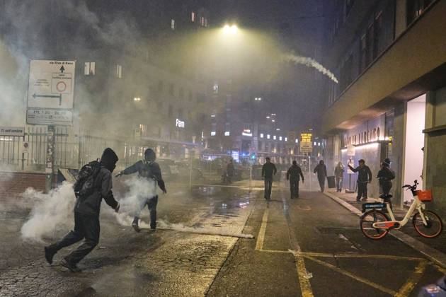 Clashes in Bologna BOLOGNA, ITALY - OCTOBER 24, 2026: Thousands of people gathered spontaneously in Piazza del Nettuno before setting off in a march through the city centre. Clashes broke out along Via Marconi. Several people were injured, and a young man lost consciousness after being tackled by police. A police water cannon was also used from behind the protesters and hit the ambulance that was assisting the unconscious man. In protest, demonstrators sat down in front of the police line, which, after several minutes, decided to disband its wall of shields. Bologna Italy Copyright: x xLorenzoxPasinix xJNAxPressx