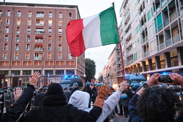 Clashes in Bologna BOLOGNA, ITALY - OCTOBER 24, 2026: Thousands of people gathered spontaneously in Piazza del Nettuno before setting off in a march through the city centre. Clashes broke out along Via Marconi. Several people were injured, and a young man lost consciousness after being tackled by police. A police water cannon was also used from behind the protesters and hit the ambulance that was assisting the unconscious man. In protest, demonstrators sat down in front of the police line, which, after several minutes, decided to disband its wall of shields. Bologna Italy Copyright: x xLorenzoxPasinix xJNAxPressx