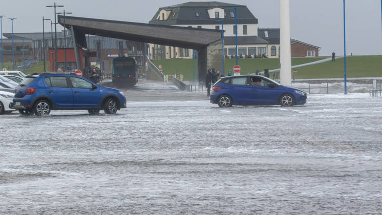 Storm Manja is over northern Germany and showing its power. With hurricane-force gusts, it is hitting the North Sea coast particularly hard. Many travelers w