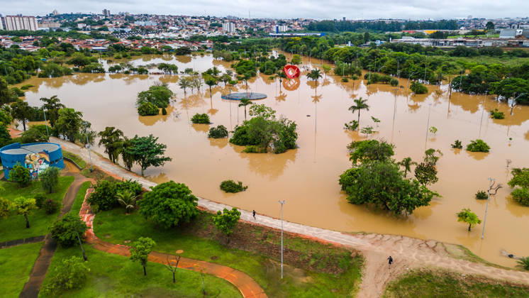 SOROCABA, SP - 25.10.2026: CHUVAS EM SOROCABA SP - Heavy rains recorded during the early hours of this Sunday (25) caused the Sorocaba River to overflow and flood several streets in Sorocaba (SP). In the last 12 hours, the accumulated rainfall in the city reached 84 millimeters. The forecast indicates that more rain is expected throughout the afternoon, election day. The photo shows images of Parque das Águas flooded this morning. x3038273x  CaduxRolim