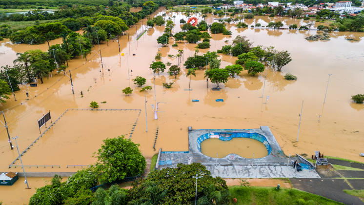 SOROCABA, SP - 25.10.2026: CHUVAS EM SOROCABA SP - Heavy rains recorded during the early hours of this Sunday (25) caused the Sorocaba River to overflow and flood several streets in Sorocaba (SP). In the last 12 hours, the accumulated rainfall in the city reached 84 millimeters. The forecast indicates that more rain is expected throughout the afternoon, election day. The photo shows images of Parque das Águas flooded this morning. x3038271x  CaduxRolim