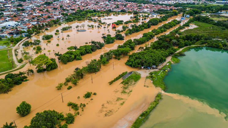 SOROCABA, SP - 25.10.2026: CHUVAS EM SOROCABA SP - Heavy rains recorded during the early hours of this Sunday (25) caused the Sorocaba River to overflow and flood several streets in Sorocaba (SP). In the last 12 hours, the accumulated rainfall in the city reached 84 millimeters. The forecast indicates that more rain is expected throughout the afternoon, election day. The photo shows images of Parque das Águas flooded this morning. x3038272x  CaduxRolim