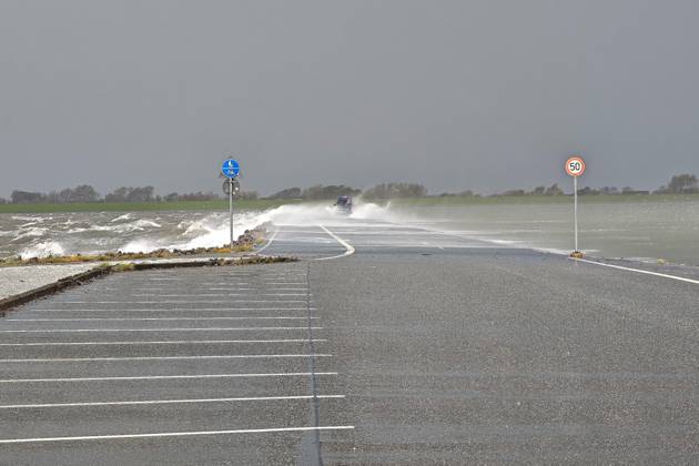 Pellworm, Schleswig-Holstein, Germany, October 25, 2026: A storm on the North Sea; cars drive across the causeway to the deep-water pier Copyright: xdtsxNachrichtenagenturx dts_140556