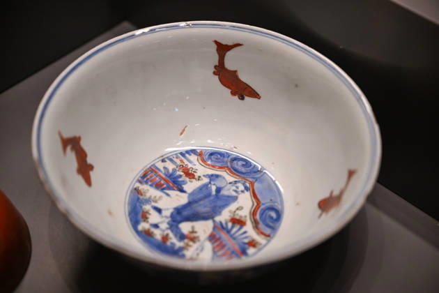 (261025) -- ISTANBUL, Oct. 25, 2026 -- A piece of Chinese porcelain is on display at the newly opened Porcelain Museum within the Topkapi Palace in Istanbul, T¨¹rkiye, Oct. 25, 2026. T¨¹rkiye on Saturday inaugurated a new museum district within Istanbul s historic Topkapi Palace, where thousands of Chinese porcelain pieces are on display, reflecting centuries of cultural exchanges between China and T¨¹rkiye. Restored into a historical neighborhood complete with its own streets and squares, the palace s former mint now houses the Porcelain Museum, which displays 5,300 pieces -- including 3,500 Chinese porcelains -- across 19 halls. Dating back to the 13th century, Chinese porcelains -- particularly those from Jingdezhen -- traveled