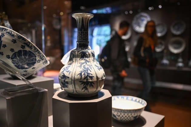 (261025) -- ISTANBUL, Oct. 25, 2026 -- Chinese porcelain pieces are on display at the newly opened Porcelain Museum within the Topkapi Palace in Istanbul, T¨¹rkiye, Oct. 25, 2026. T¨¹rkiye on Saturday inaugurated a new museum district within Istanbul s historic Topkapi Palace, where thousands of Chinese porcelain pieces are on display, reflecting centuries of cultural exchanges between China and T¨¹rkiye. Restored into a historical neighborhood complete with its own streets and squares, the palace s former mint now houses the Porcelain Museum, which displays 5,300 pieces -- including 3,500 Chinese porcelains -- across 19 halls. Dating back to the 13th century, Chinese porcelains -- particularly those from Jingdezhen -- traveled al