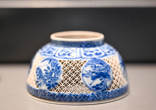 (261025) -- ISTANBUL, Oct. 25, 2026 -- A piece of Chinese porcelain is on display at the newly opened Porcelain Museum within the Topkapi Palace in Istanbul, T¨¹rkiye, Oct. 25, 2026. T¨¹rkiye on Saturday inaugurated a new museum district within Istanbul s historic Topkapi Palace, where thousands of Chinese porcelain pieces are on display, reflecting centuries of cultural exchanges between China and T¨¹rkiye. Restored into a historical neighborhood complete with its own streets and squares, the palace s former mint now houses the Porcelain Museum, which displays 5,300 pieces -- including 3,500 Chinese porcelains -- across 19 halls. Dating back to the 13th century, Chinese porcelains -- particularly those from Jingdezhen -- traveled