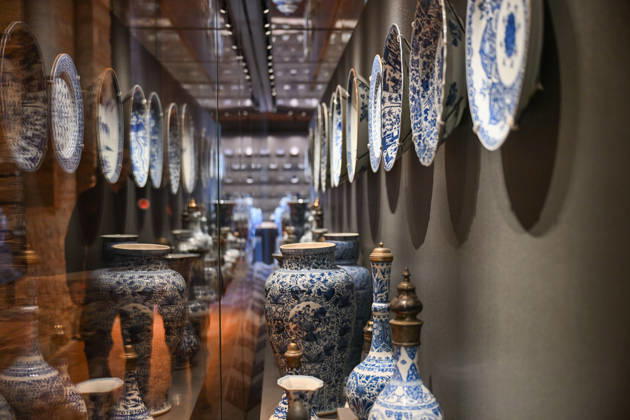 (261025) -- ISTANBUL, Oct. 25, 2026 -- Chinese porcelain pieces are on display at the newly opened Porcelain Museum within the Topkapi Palace in Istanbul, T¨¹rkiye, Oct. 25, 2026. T¨¹rkiye on Saturday inaugurated a new museum district within Istanbul s historic Topkapi Palace, where thousands of Chinese porcelain pieces are on display, reflecting centuries of cultural exchanges between China and T¨¹rkiye. Restored into a historical neighborhood complete with its own streets and squares, the palace s former mint now houses the Porcelain Museum, which displays 5,300 pieces -- including 3,500 Chinese porcelains -- across 19 halls. Dating back to the 13th century, Chinese porcelains -- particularly those from Jingdezhen -- traveled al