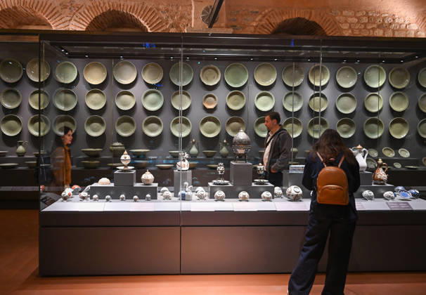 (261025) -- ISTANBUL, Oct. 25, 2026 -- Visitors view Chinese porcelain exhibits at the newly opened Porcelain Museum within the Topkapi Palace in Istanbul, T¨¹rkiye, Oct. 25, 2026. T¨¹rkiye on Saturday inaugurated a new museum district within Istanbul s historic Topkapi Palace, where thousands of Chinese porcelain pieces are on display, reflecting centuries of cultural exchanges between China and T¨¹rkiye. Restored into a historical neighborhood complete with its own streets and squares, the palace s former mint now houses the Porcelain Museum, which displays 5,300 pieces -- including 3,500 Chinese porcelains -- across 19 halls. Dating back to the 13th century, Chinese porcelains -- particularly those from Jingdezhen -- traveled a