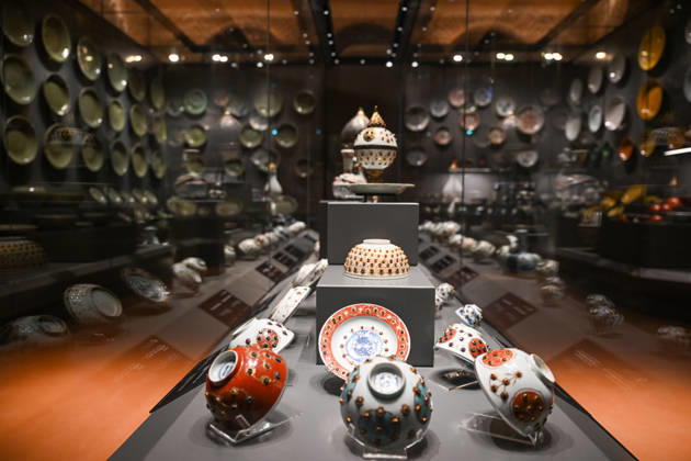 (261025) -- ISTANBUL, Oct. 25, 2026 -- Chinese porcelain pieces are on display at the newly opened Porcelain Museum within the Topkapi Palace in Istanbul, T¨¹rkiye, Oct. 25, 2026. T¨¹rkiye on Saturday inaugurated a new museum district within Istanbul s historic Topkapi Palace, where thousands of Chinese porcelain pieces are on display, reflecting centuries of cultural exchanges between China and T¨¹rkiye. Restored into a historical neighborhood complete with its own streets and squares, the palace s former mint now houses the Porcelain Museum, which displays 5,300 pieces -- including 3,500 Chinese porcelains -- across 19 halls. Dating back to the 13th century, Chinese porcelains -- particularly those from Jingdezhen -- traveled al