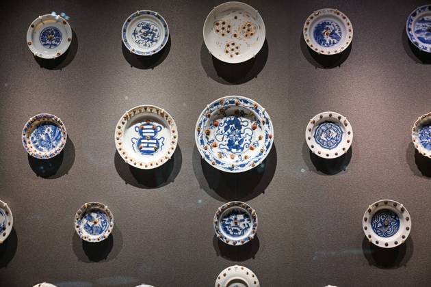 (261025) -- ISTANBUL, Oct. 25, 2026 -- Chinese porcelain pieces are on display at the newly opened Porcelain Museum within the Topkapi Palace in Istanbul, T¨¹rkiye, Oct. 25, 2026. T¨¹rkiye on Saturday inaugurated a new museum district within Istanbul s historic Topkapi Palace, where thousands of Chinese porcelain pieces are on display, reflecting centuries of cultural exchanges between China and T¨¹rkiye. Restored into a historical neighborhood complete with its own streets and squares, the palace s former mint now houses the Porcelain Museum, which displays 5,300 pieces -- including 3,500 Chinese porcelains -- across 19 halls. Dating back to the 13th century, Chinese porcelains -- particularly those from Jingdezhen -- traveled al