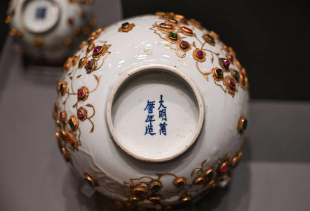 (261025) -- ISTANBUL, Oct. 25, 2026 -- A piece of Chinese porcelain is on display at the newly opened Porcelain Museum within the Topkapi Palace in Istanbul, T¨¹rkiye, Oct. 25, 2026. T¨¹rkiye on Saturday inaugurated a new museum district within Istanbul s historic Topkapi Palace, where thousands of Chinese porcelain pieces are on display, reflecting centuries of cultural exchanges between China and T¨¹rkiye. Restored into a historical neighborhood complete with its own streets and squares, the palace s former mint now houses the Porcelain Museum, which displays 5,300 pieces -- including 3,500 Chinese porcelains -- across 19 halls. Dating back to the 13th century, Chinese porcelains -- particularly those from Jingdezhen -- traveled