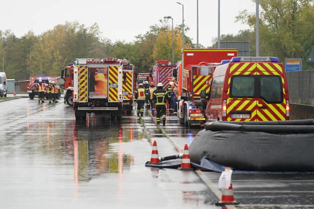 Young firefighters gather in front of the Globus in Rüsselsheim, October 25, 2026. Joint large-scale drill by the district youth fire departments