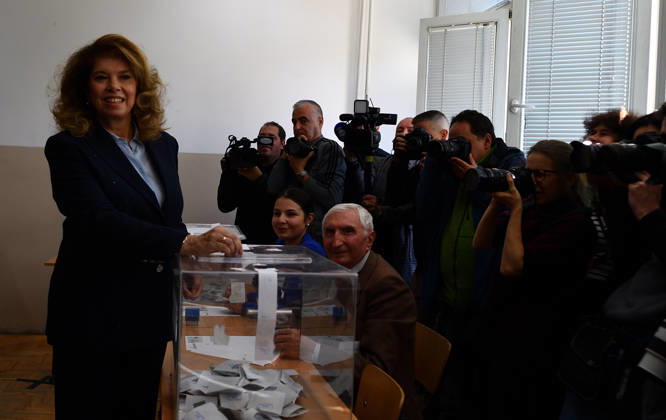 President Elections in Bulgaria Incumbent Bulgarian President Iliana Iotova casts her ballot during the first round of the presidential election in Sofia, Bulgaria, October 25, 2026. Nearly 6.6 million eligible voters are set to elect the seventh president of Bulgaria in the first round of voting. Sofia Bulgaria  Copyright: xMatrixxImagesx xVassilxDonevx