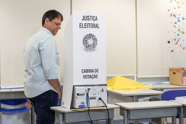 Sao Paulo governor Tarcisio de Freitas votes at the Miguel de Cervantes school. Re-elected governor of Sao Paulo, Tarcisio de Freitas, votes at the Miguel de Cervantes school, in the Morumbi neighborhood, southern region of Sao Paulo, this Sunday, October 25, 2026. Sao Paulo Sao Paulo Brasil Copyright: xMarinaxUezimax