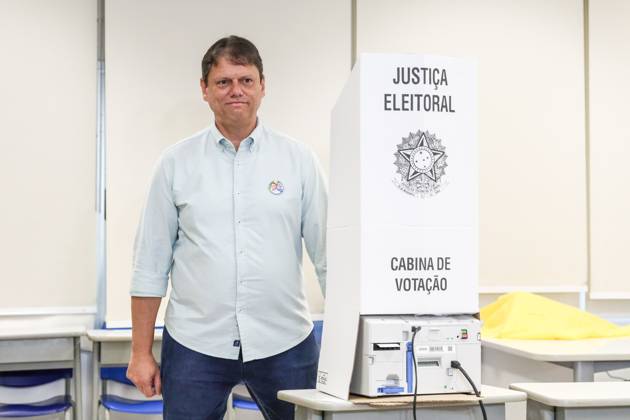 Sao Paulo governor Tarcisio de Freitas votes at the Miguel de Cervantes school. Re-elected governor of Sao Paulo, Tarcisio de Freitas, votes at the Miguel de Cervantes school, in the Morumbi neighborhood, southern region of Sao Paulo, this Sunday, October 25, 2026. Sao Paulo Sao Paulo Brasil Copyright: xMarinaxUezimax