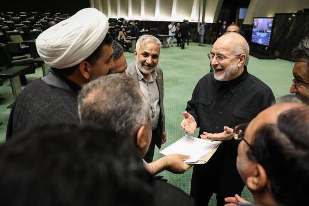 October 25, 2026, Tehran, Iran: Mohammad Bagher Ghalibaf gestures toward a paper being held by another man while several lawmakers listen at the Islamic Consultative Assembly in Tehran, Iran, on October 25, 2026. Parliamentary reports said more than two-thirds of lawmakers joined the October 25 open sitting of the Islamic Consultative Assembly, attending either in person or remotely. Tehran Iran - ZUMAi98_ 20261025_zih_i98_062 Copyright: xIcanax