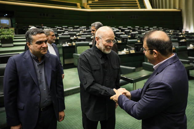 October 25, 2026, Tehran, Iran: Mohammad Bagher Ghalibaf shakes hands with a suited lawmaker standing beside the chamber s green benches at the Islamic Consultative Assembly in Tehran, Iran, on October 25, 2026. Speaker Mohammad Bagher Ghalibaf chaired the October 25 session, which combined physical attendance at the Islamic Consultative Assembly with participation by video link. Tehran Iran - ZUMAi98_ 20261025_zih_i98_069 Copyright: xIcanax