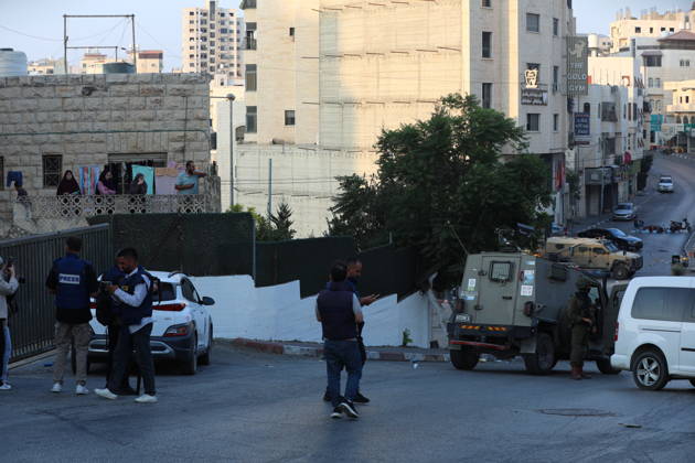 Strict security measures enforced in Hebron s Deir Bahha neighborhood HEBRON, WEST BANK, PALESTINE - OCTOBER 25: Israeli soldiers block journalists from covering military operations as they enforce strict security measures and maintain a military blockade in the Deir Bahha neighborhood of Hebron, West Bank, Palestine on October 25, 2026. The wide-scale military operation entered its third day following an armed attack at an Israeli military checkpoint in the Farsh al-Hawa area at the city s northwestern entrance on October 23, with troops sealing off roads and patrolling residential areas where the two Palestinian suspects involved in the incident lived. Wisam Hashlamoun Anadolu Hebron West Bank. Editorial use only. Please get in touch fo  Copyright: x2026xAnadoluxWisamxHashlamounx