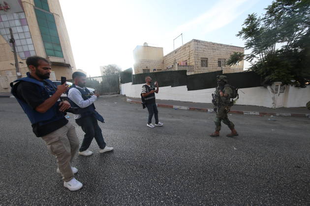 Strict security measures enforced in Hebron s Deir Bahha neighborhood HEBRON, WEST BANK, PALESTINE - OCTOBER 25: Israeli soldiers block journalists from covering military operations as they enforce strict security measures and maintain a military blockade in the Deir Bahha neighborhood of Hebron, West Bank, Palestine on October 25, 2026. The wide-scale military operation entered its third day following an armed attack at an Israeli military checkpoint in the Farsh al-Hawa area at the city s northwestern entrance on October 23, with troops sealing off roads and patrolling residential areas where the two Palestinian suspects involved in the incident lived. Wisam Hashlamoun Anadolu Hebron West Bank. Editorial use only. Please get in touch fo  Copyright: x2026xAnadoluxWisamxHashlamounx