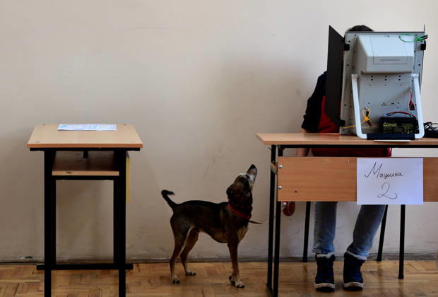 President Elections in Bulgaria A women casts her vote at a polling stationt during the first round of the presidential election in Sofia, Bulgaria on 25 October, 2026. Nearly 6.6 million eligible voters are set to elect the seventh president of Bulgaria in the first round of voting. Sofia Bulgaria  Copyright: xMatrixxImagesx xVassilxDonevx