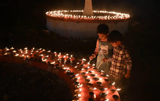 Sharad Purnima (full moon) celebration in Mumbai, India - 25 Oct 2026 Children light earthen lamps on the occasion of Sharad Purnima (full moon) celebration in Mumbai. Sharad Purnima, also known as the Full Moon Festival, marks the end of the monsoon season. devotees observe fasting and meditate on the full moon night, Goddess Lakshmi, the deity of wealth, is worshipped on this day as it is believed to be her birthday. praying to her is said to bring good luck and prosperity in the life of devotees. Mumbai India Copyright: xAshishxVaishnavx xSOPAxImagesx AVaishnav_Sharad Purnima (full moon) celebration in Mumbai (1)