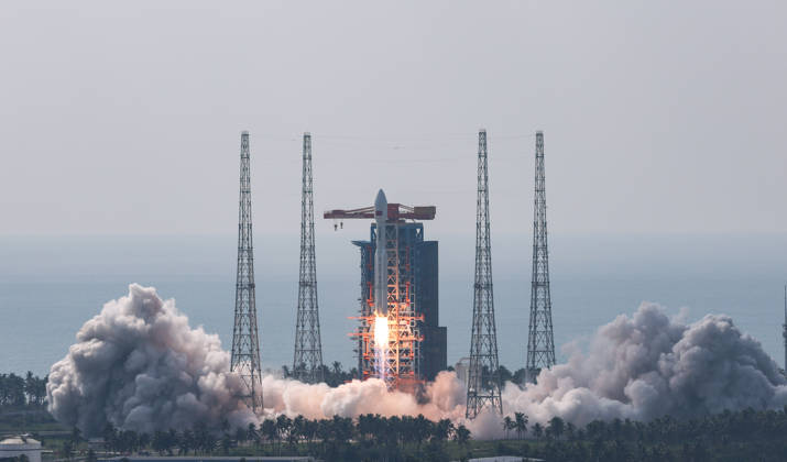 (261025) -- WENCHANG, Oct. 25, 2026 -- A Long March-8A carrier rocket carrying the 28th group of low-orbit internet satellites blasts off from the Hainan commercial spacecraft launch site in south China s Hainan Province, Oct. 25, 2026. The rocket lifted off at 10:03 a.m. (Beijing Time) on Sunday. The payloads entered the designated orbit. ) (EyesOnSci) CHINA-HAINAN-WENCHANG-INTERNET SATELLITE GROUP-LAUNCH (CN) YangxGuanyu 