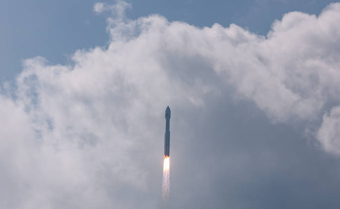 (261025) -- WENCHANG, Oct. 25, 2026 -- A Long March-8A carrier rocket carrying the 28th group of low-orbit internet satellites blasts off from the Hainan commercial spacecraft launch site in south China s Hainan Province, Oct. 25, 2026. The rocket lifted off at 10:03 a.m. (Beijing Time) on Sunday. The payloads entered the designated orbit. ) (EyesOnSci) CHINA-HAINAN-WENCHANG-INTERNET SATELLITE GROUP-LAUNCH (CN) YangxGuanyu 