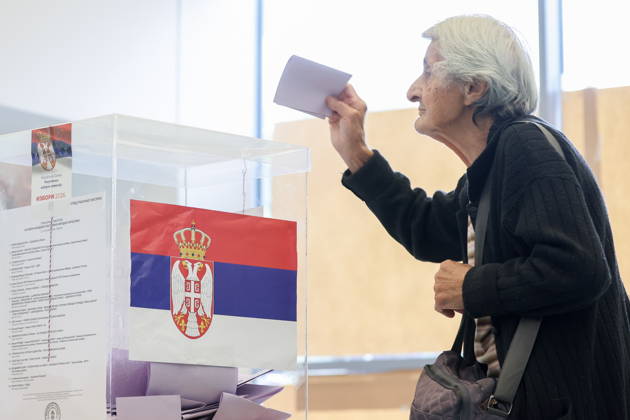 SERBIA, BELGRADE - OCTOBER 25, 2026: A woman casts her ballot at a polling station during the 2026 Serbian parliamentary election. On 25 October, the Serbs went to the polls to elect members of the country s unicameral parliament, Narodna Skupshtina Belgrade Serbia  - ZUMAt113 20261025_zaa_t113_044 Copyright: xAlexanderxRyuminx