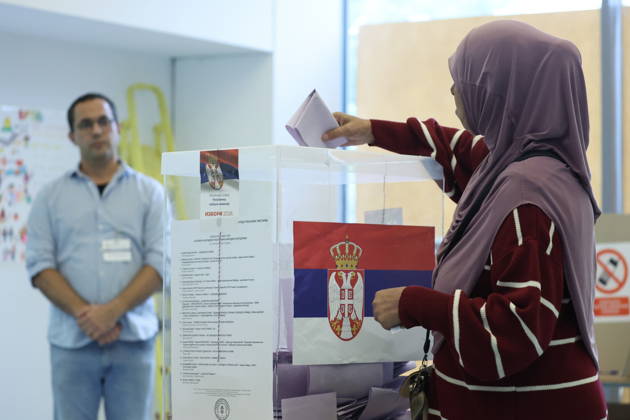 SERBIA, BELGRADE - OCTOBER 25, 2026: A woman casts her ballot at a polling station during the 2026 Serbian parliamentary election. On 25 October, the Serbs went to the polls to elect members of the country s unicameral parliament, Narodna Skupshtina Belgrade Serbia  - ZUMAt113 20261025_zaa_t113_054 Copyright: xAlexanderxRyuminx