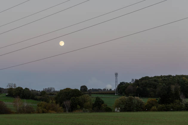 Full Moon Over Arzdorf in Wachtberg, October 25, 2026. The full moon over Arzdorf in Wachtberg. The radome of the Fraunhofer Institutes FHR and FKIE in Werthhoven is visible on the horizon. The photos were taken at dusk. Wachtberg, Arzdorf, North Rhine-Westphalia, Germany Copyright: xMarcxJohnx