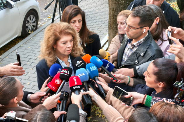BULGARIA, SOFIA - OCTOBER 25, 2026: Bulgaria s incumbent president Iliana Iotova (C) talks to journalists at a polling station during the 2026 Bulgarian presidential election. On 25 October, the Bulgarians went to the polls to elect the country s president and vice president Sofia Bulgaria  - ZUMAt113 20261025_zaa_t113_072 Copyright: xIgorxLinkinx
