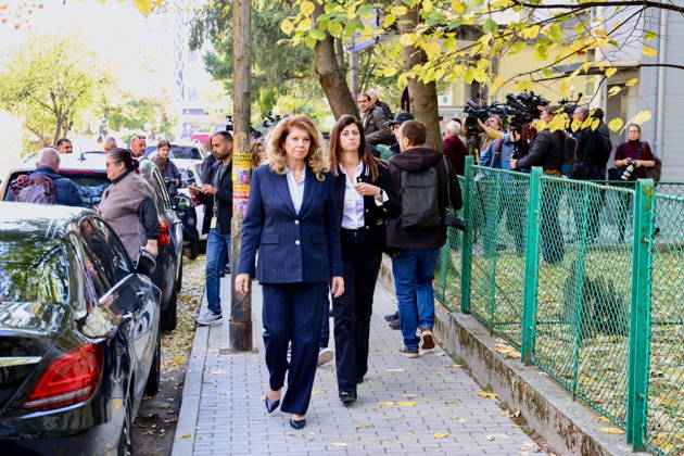 BULGARIA, SOFIA - OCTOBER 25, 2026: Bulgaria s incumbent president Iliana Iotova (C front) is seen at a polling station during the 2026 Bulgarian presidential election. On 25 October, the Bulgarians went to the polls to elect the country s president and vice president Sofia Bulgaria  - ZUMAt113 20261025_zaa_t113_073 Copyright: xIgorxLinkinx