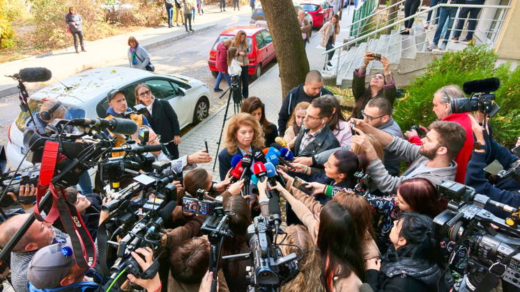 BULGARIA, SOFIA - OCTOBER 25, 2026: Bulgaria s incumbent president Iliana Iotova (C) talks to journalists at a polling station during the 2026 Bulgarian presidential election. On 25 October, the Bulgarians went to the polls to elect the country s president and vice president Sofia Bulgaria  - ZUMAt113 20261025_zaa_t113_076 Copyright: xIgorxLinkinx