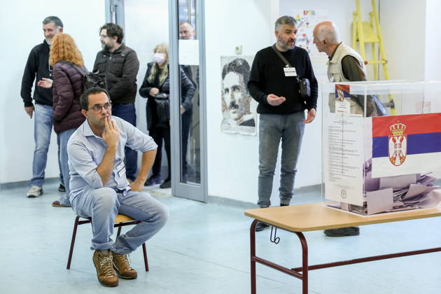 SERBIA, BELGRADE - OCTOBER 25, 2026: People are seen at a polling station during the 2026 Serbian parliamentary election. On 25 October, the Serbs went to the polls to elect members of the country s unicameral parliament, Narodna Skupshtina Belgrade Serbia  - ZUMAt113 20261025_zaa_t113_138 Copyright: xAlexanderxRyuminx