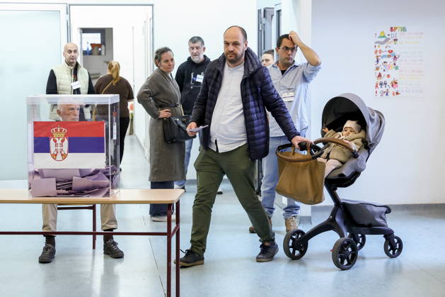 SERBIA, BELGRADE - OCTOBER 25, 2026: A man casts his ballot at a polling station during the 2026 Serbian parliamentary election. On 25 October, the Serbs went to the polls to elect members of the country s unicameral parliament, Narodna Skupshtina Belgrade Serbia  - ZUMAt113 20261025_zaa_t113_139 Copyright: xAlexanderxRyuminx